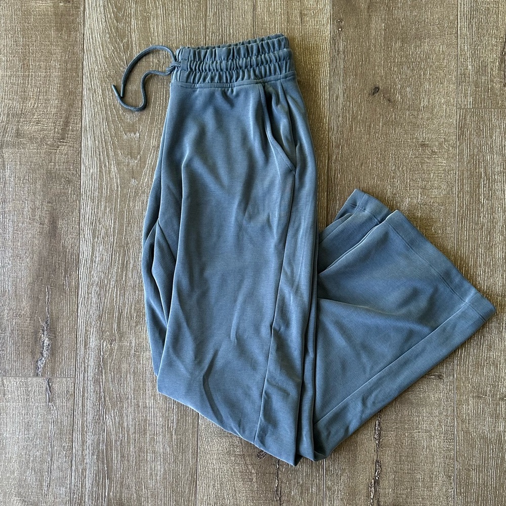 EUC Athleta Seasoft Mid Rise Straight Pants size XS